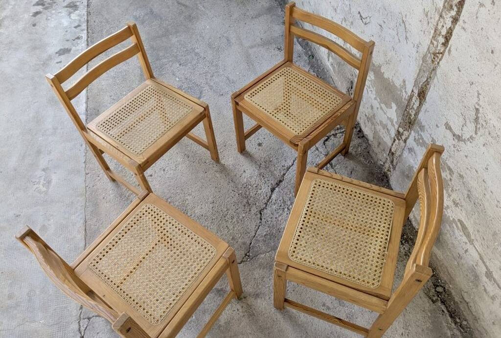 Série de 4 chaises vintage en pin assise cannage