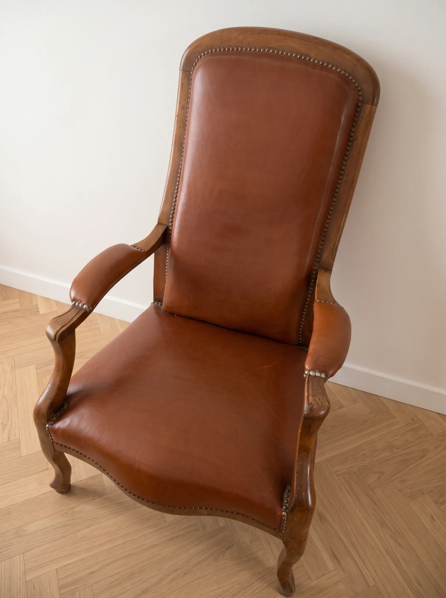Classic vintage armchair in brown leather and oak