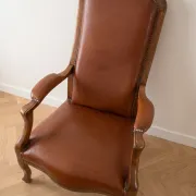 Fauteuil vintage classique en cuir marron et chêne