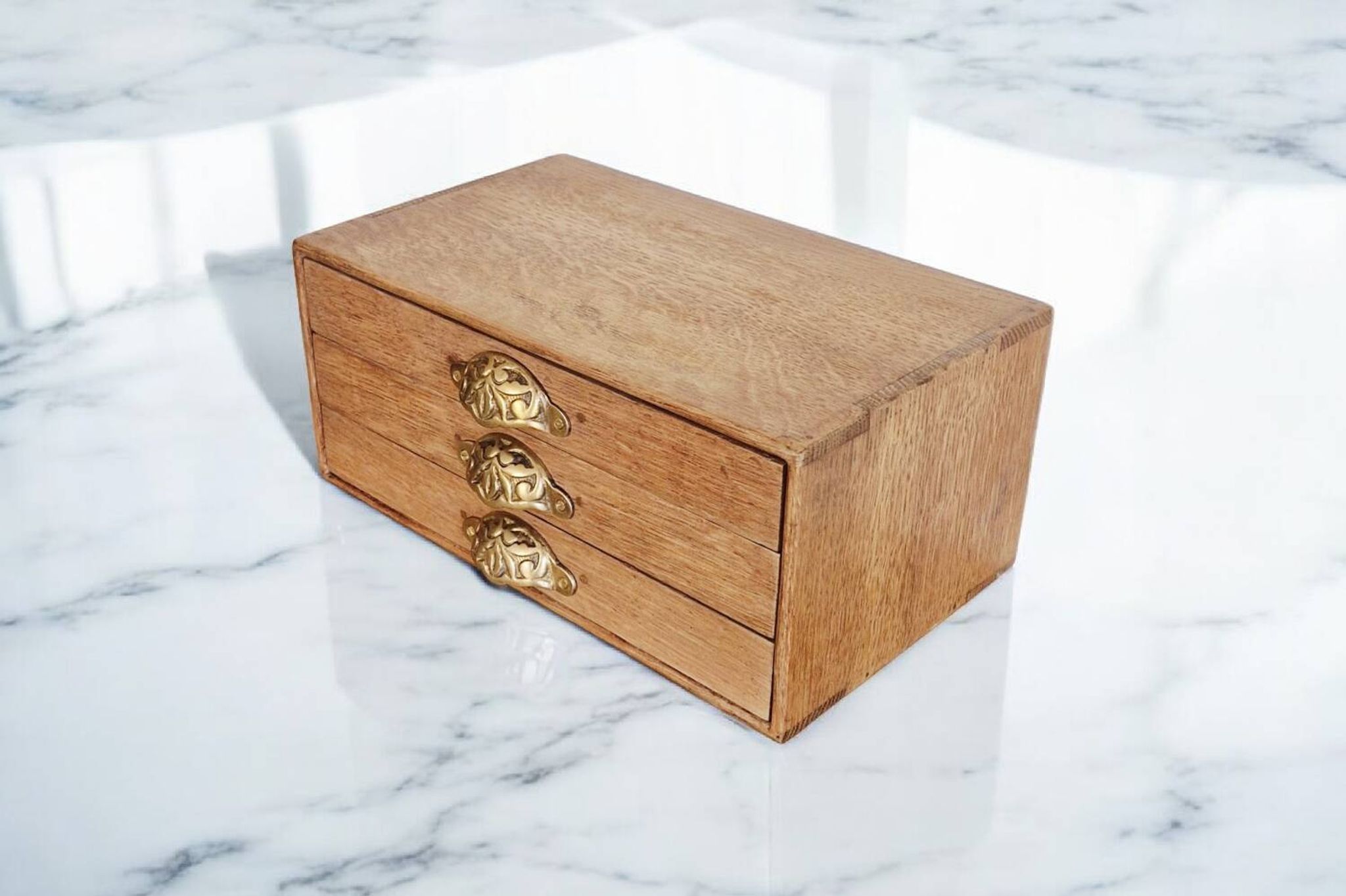 Small storage chest of drawers in oak and brass - 1900s period