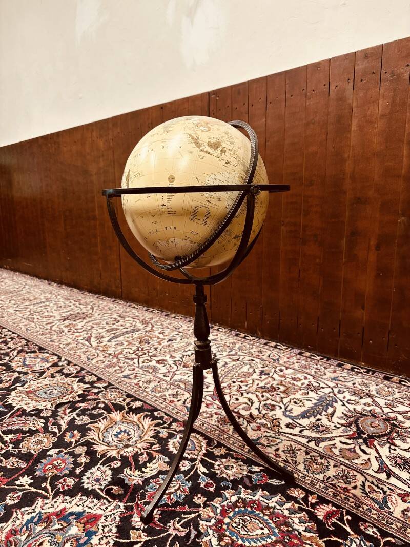 Globe sur pied