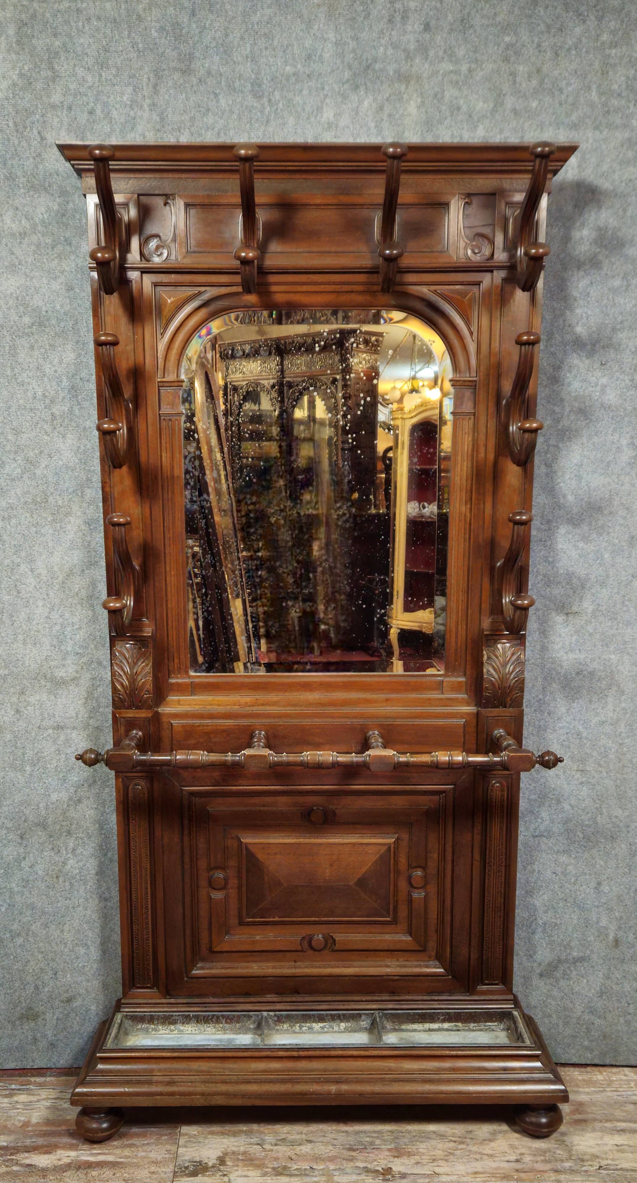 Coat rack - antique entrance furniture in walnut, dating from the late 19th century.