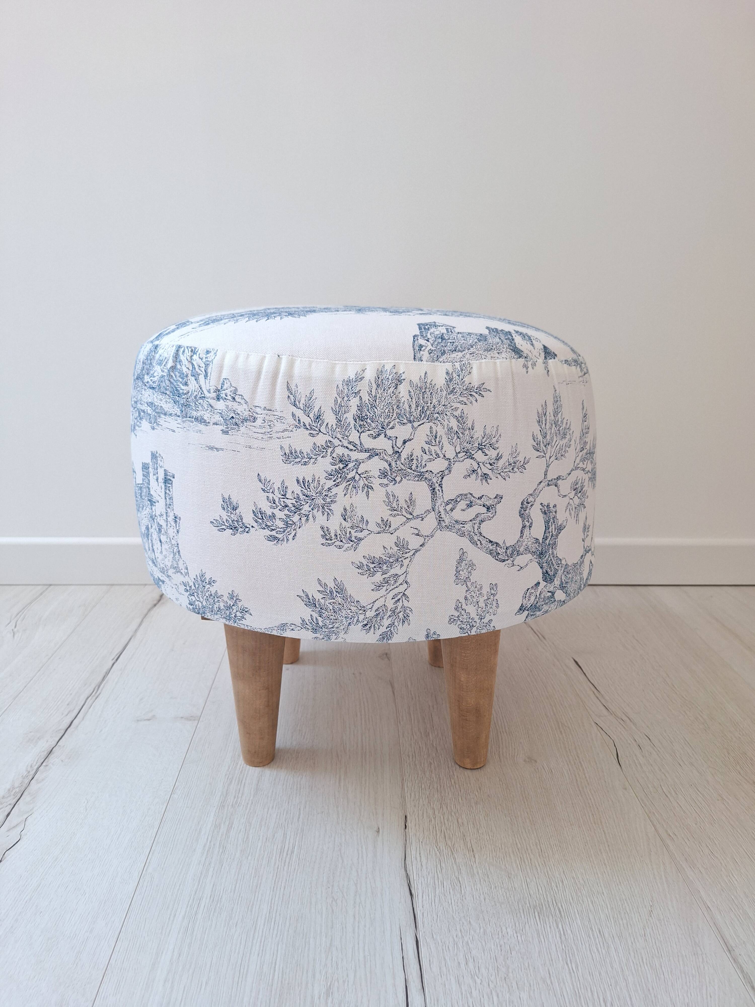 Pouf / Repose pieds vintage en toile de Jouy bleu