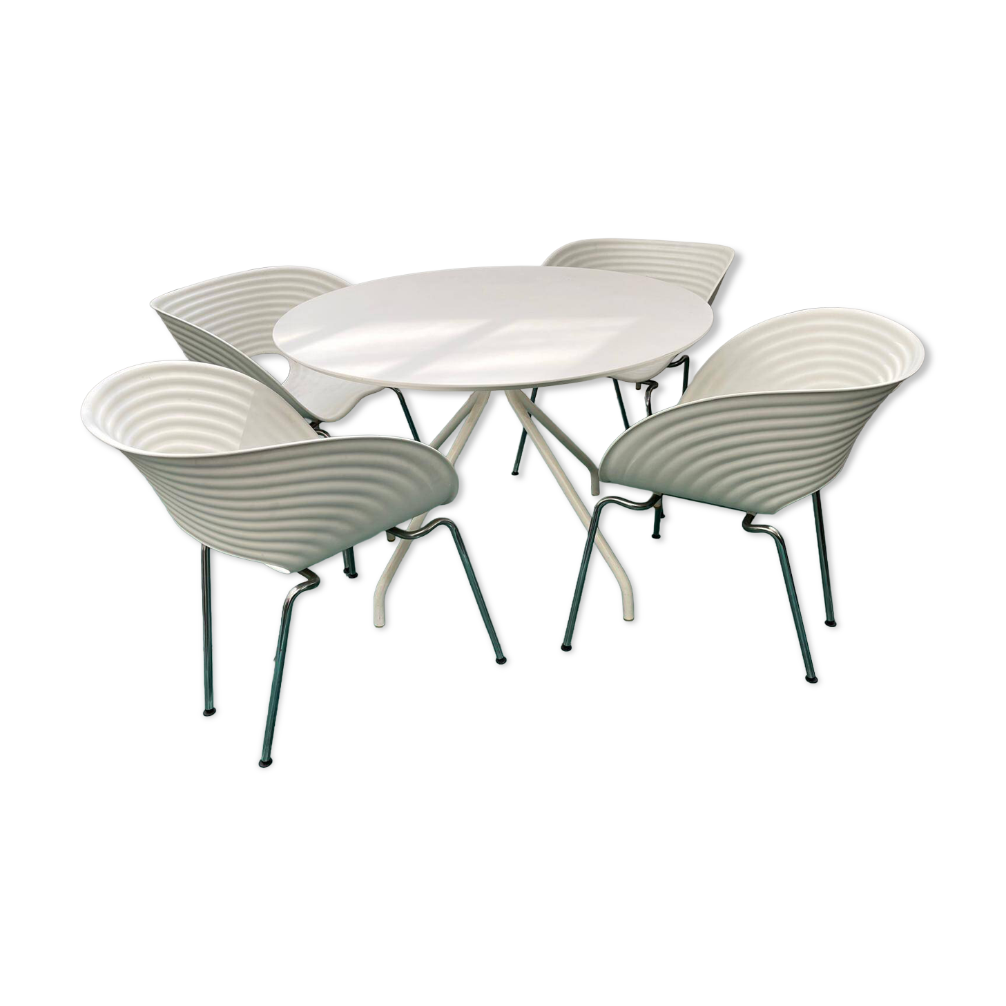 4 Tom Vac chairs designed by Ron Arad with a white round table of 110cm.