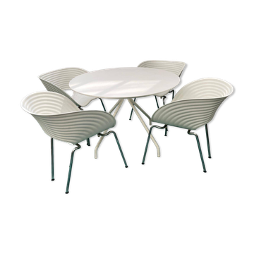 4 Tom Vac chairs designed by Ron Arad with a white round table of 110cm.