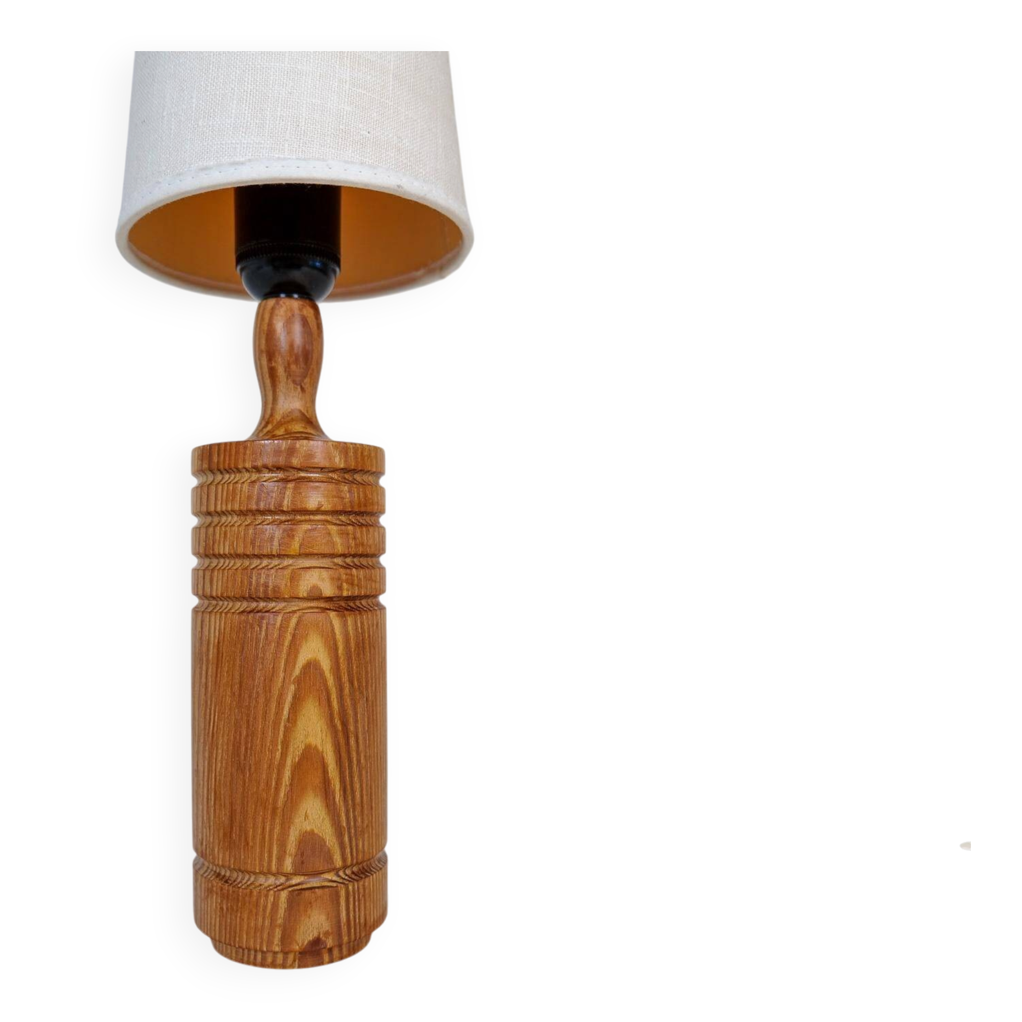 Mid-century modern sculptural table lamp in pine, 1970s.