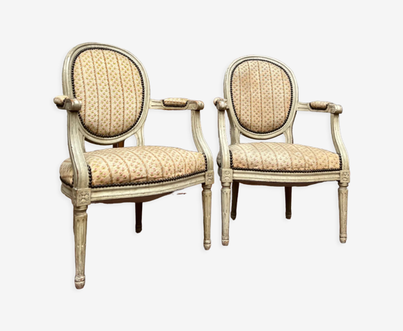 Paire de fauteuils à dossier médaillon en bois laqué de style Louis XVI XIX eme siècle