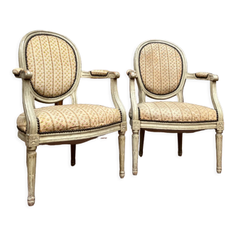 Paire de fauteuils à dossier médaillon en bois laqué de style Louis XVI XIX eme siècle