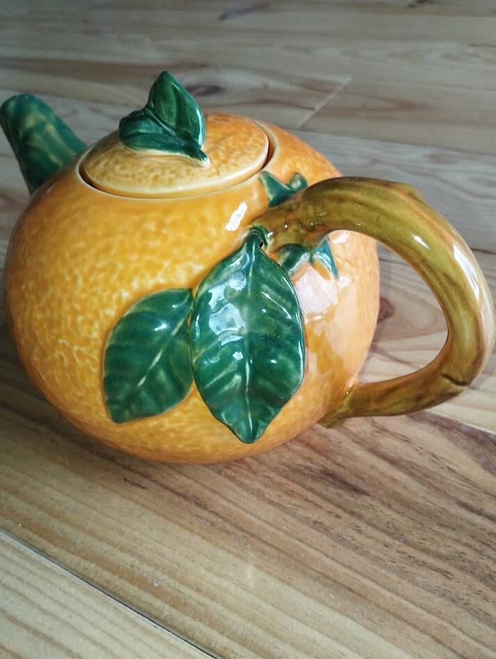 Vintage ceramic teapot in the shape of an orange – 1950s