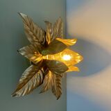 Vintage wall light in gold metal with leaf decorations