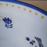 Deep dish with central handle in white porcelain. Blue Chicken Patterns.