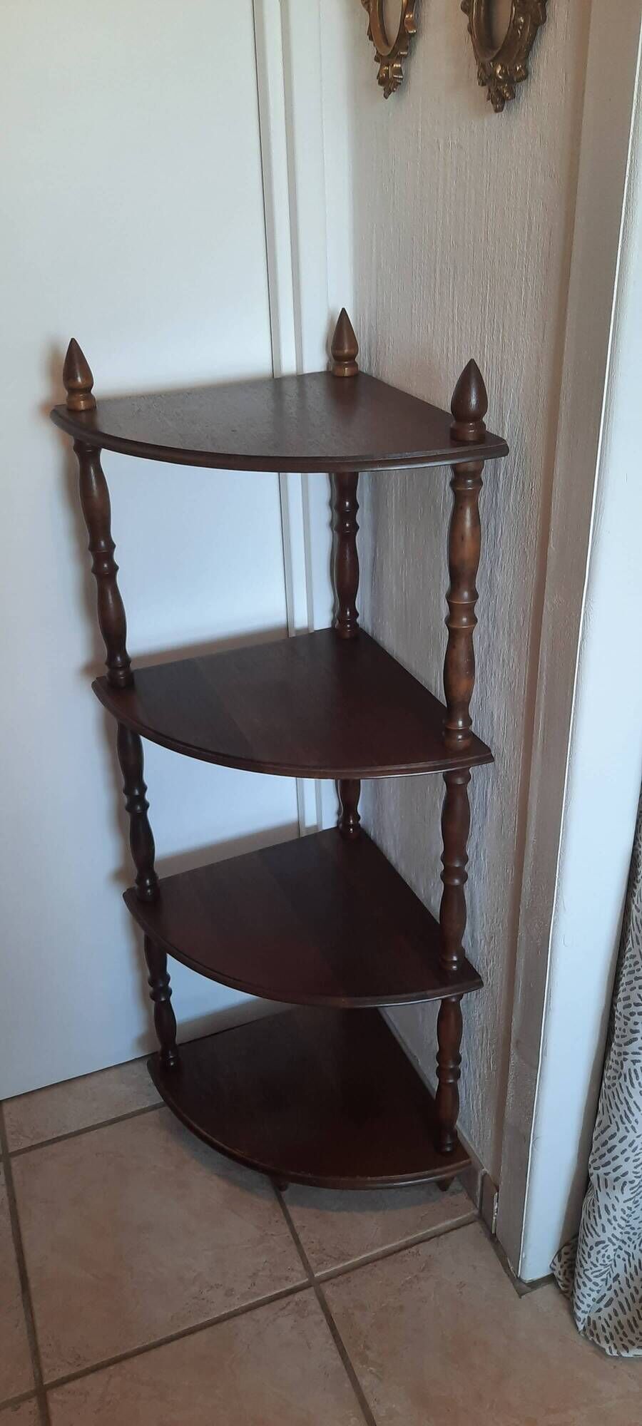Corner shelf on wooden legs