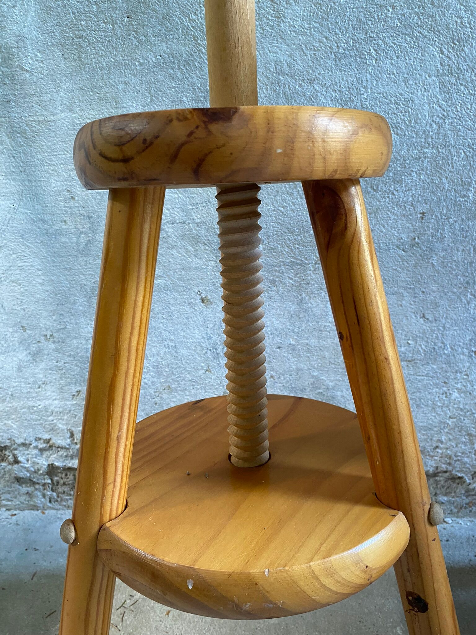 Vintage tripod workshop stool in pitchpin with height-adjustable screws