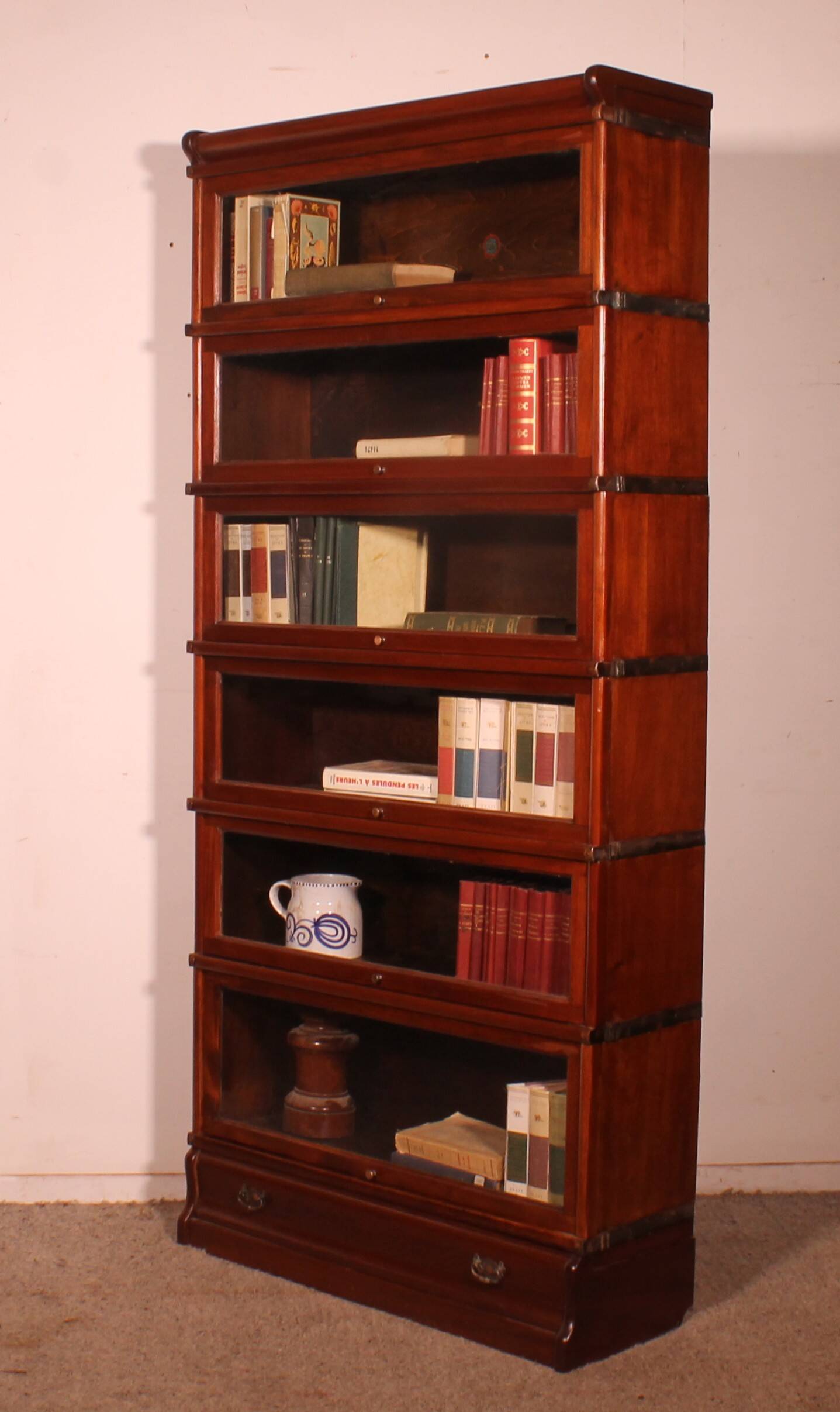 Globe Wernicke Library in mahogany with 6 elements and drawer.