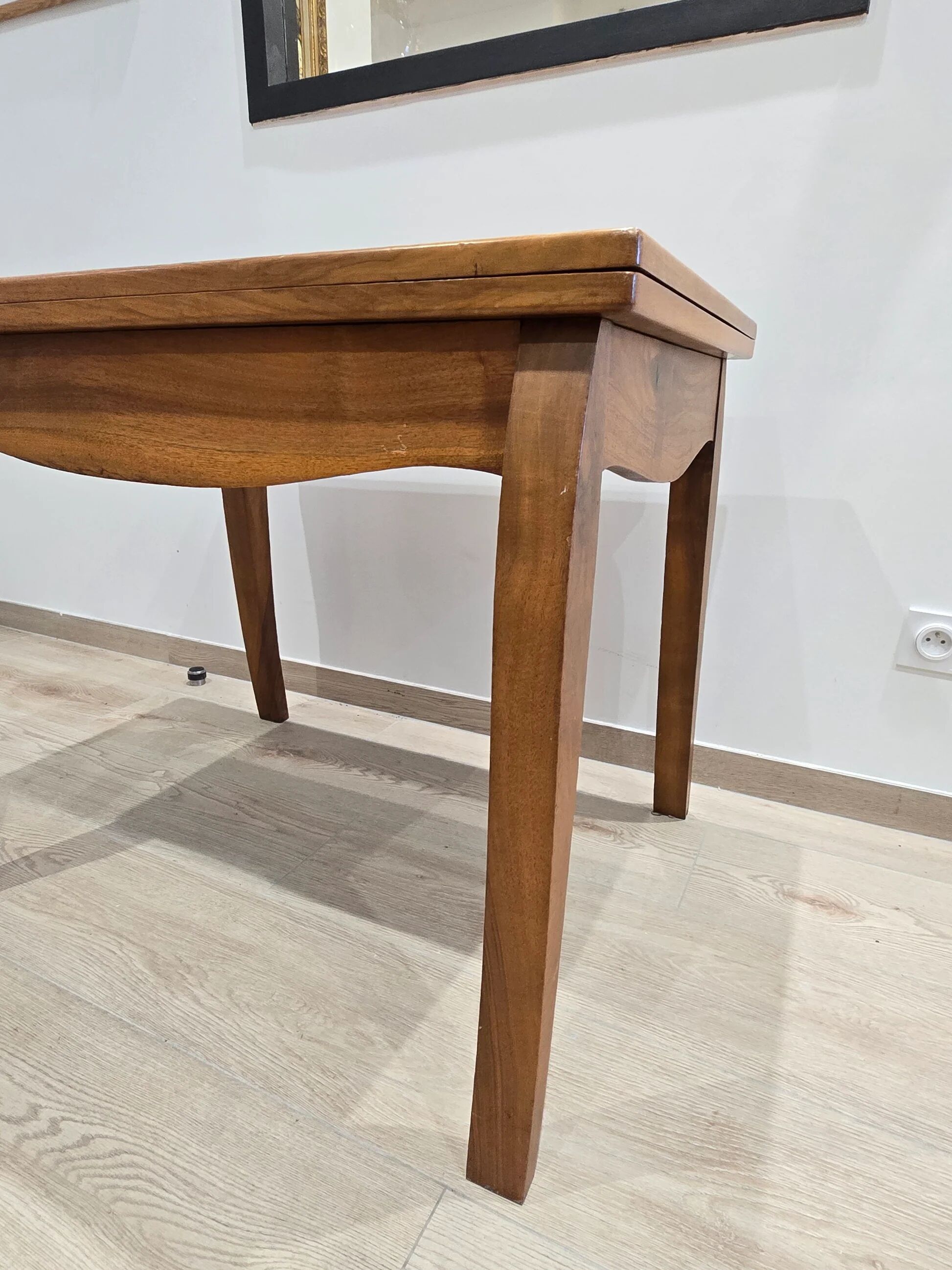 Table transformable vintage en bois de noyer et marqueterie