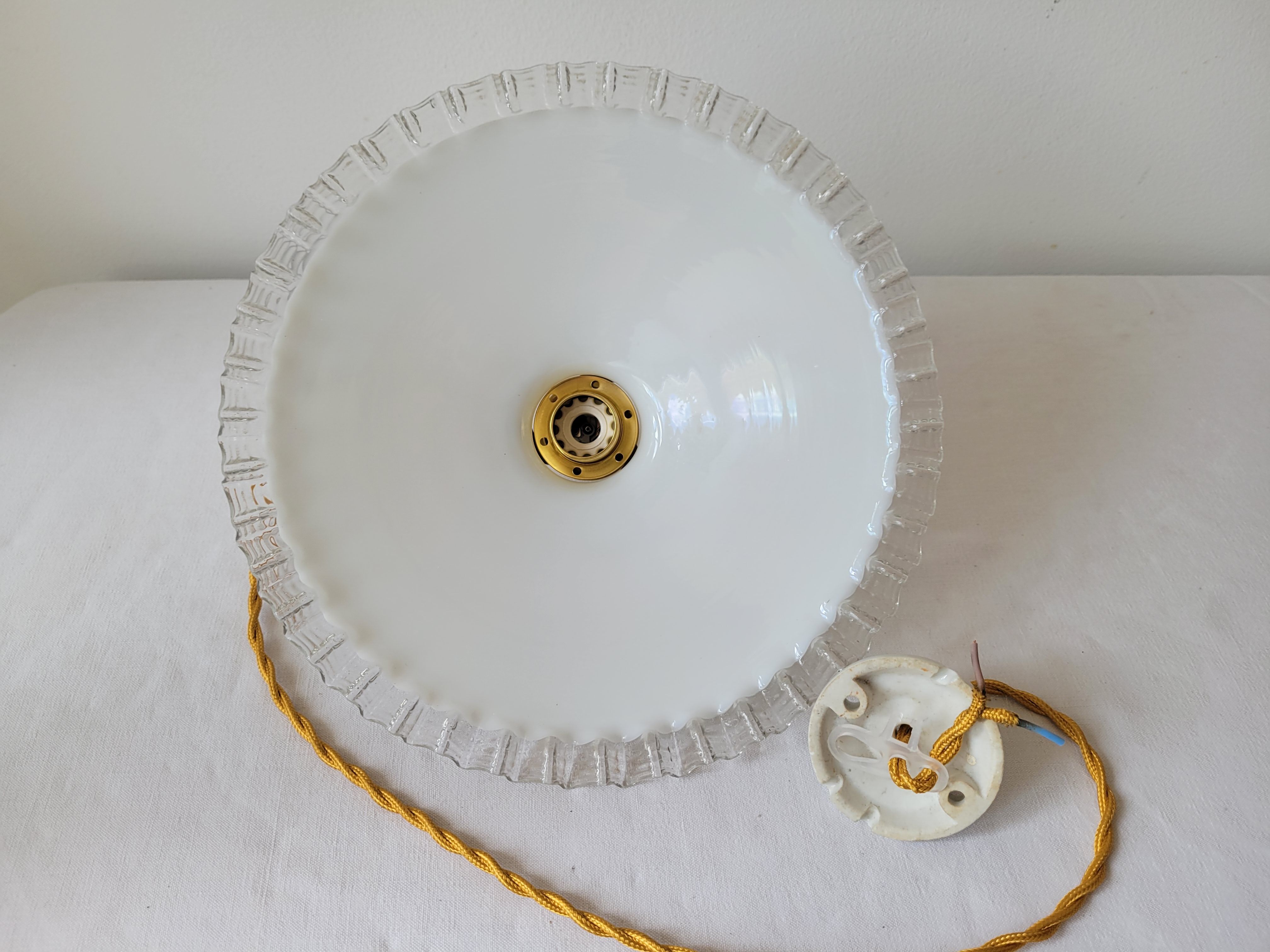 Suspension en opaline dentelée