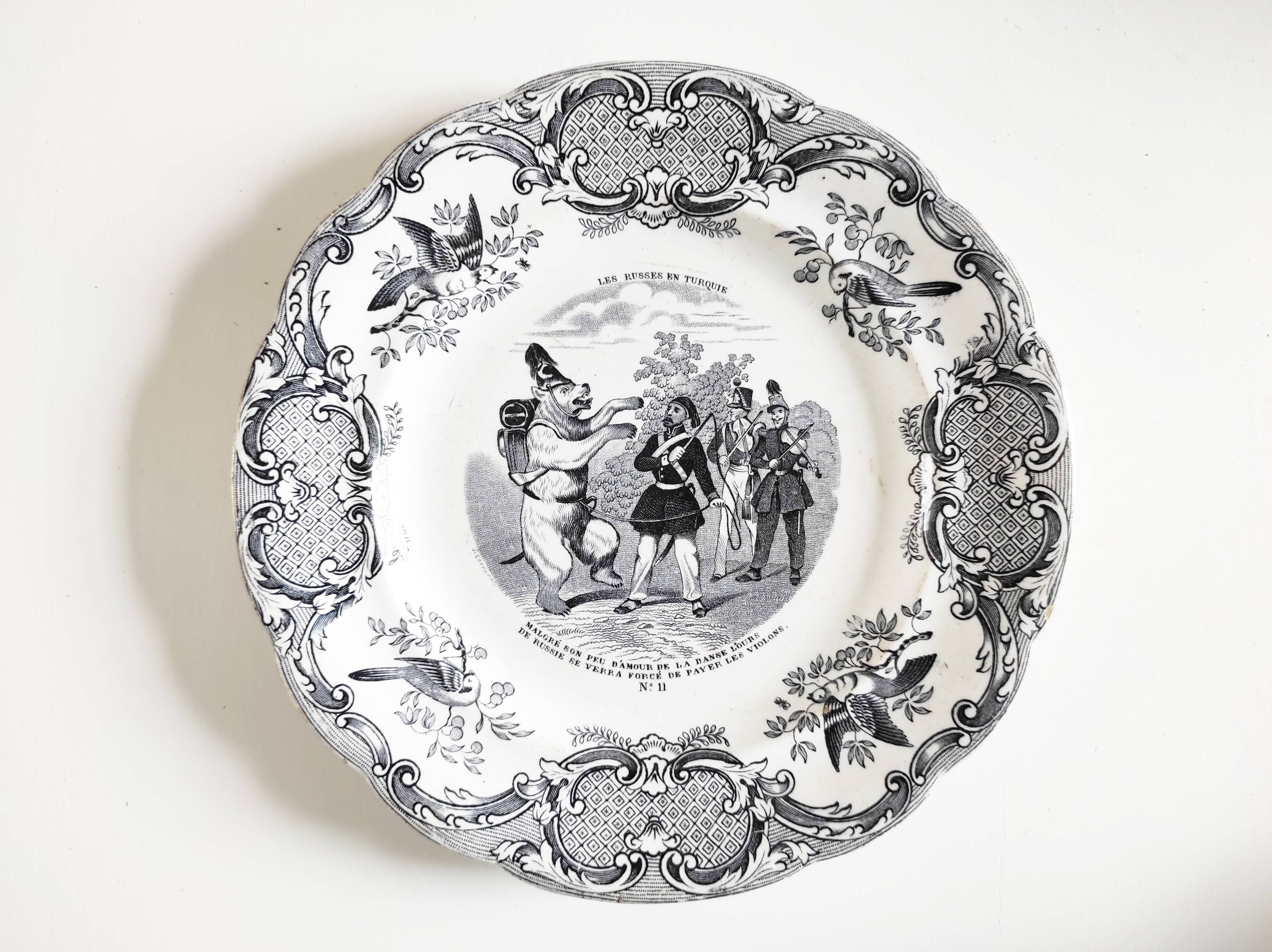 Assiette parlante de Gien Les Russes en Turquie l'Ours
