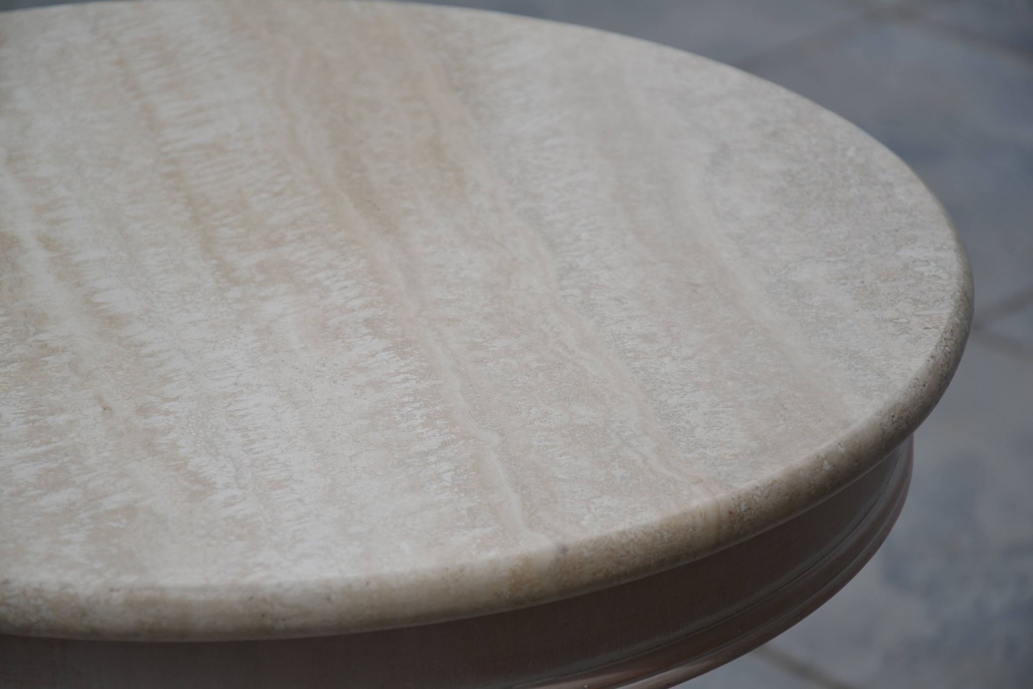 Petite table basse ronde travertin/bout de canapé années 80/90