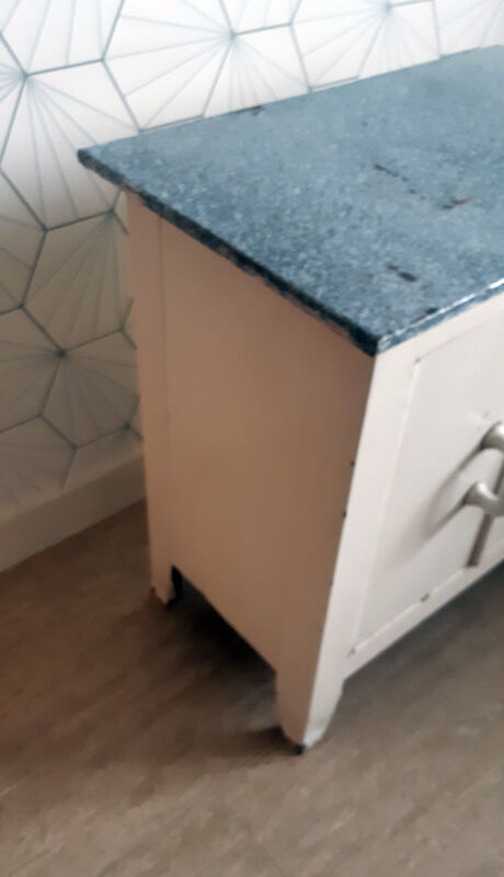 Meuble en tôle émaillée vintage