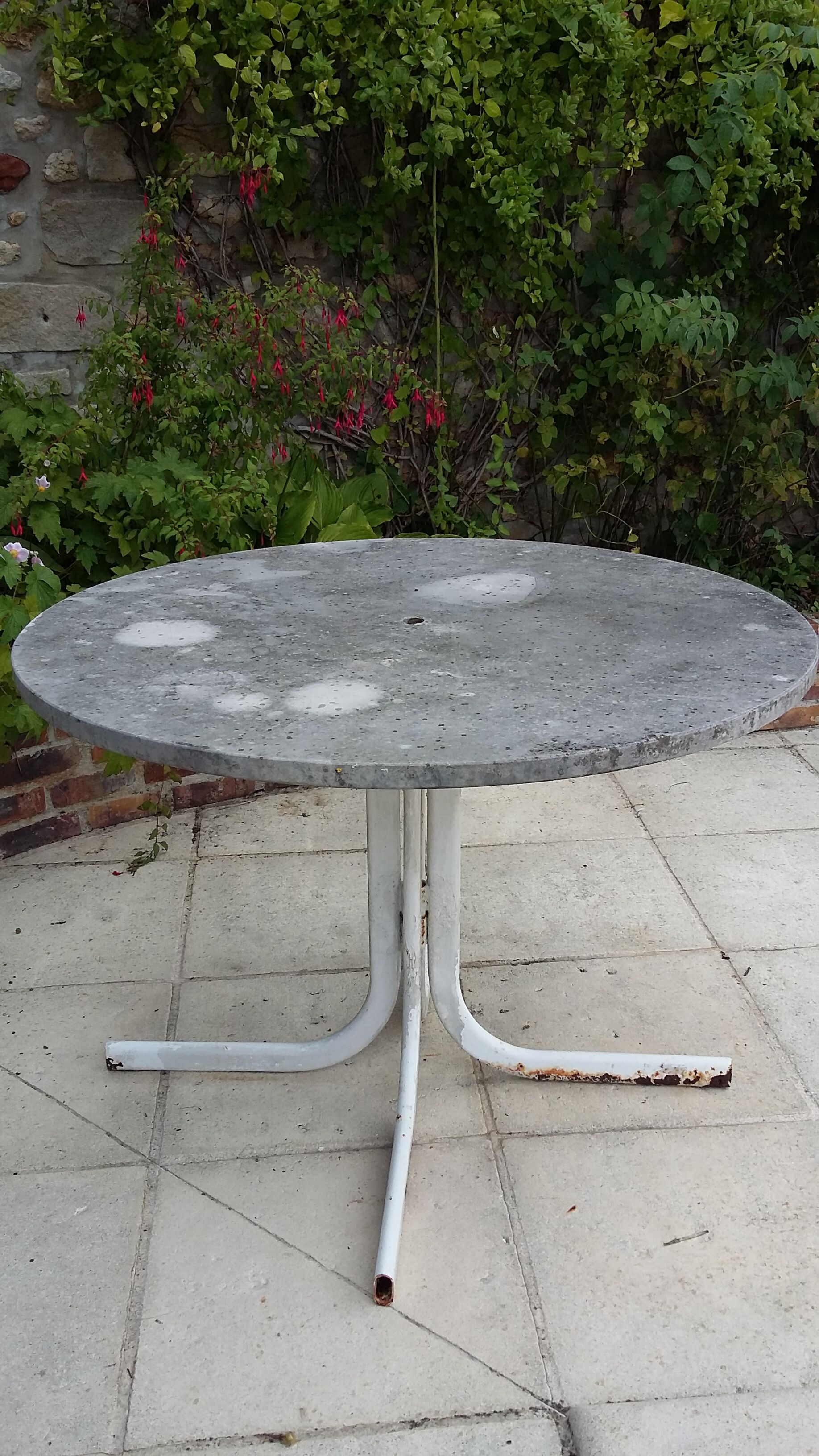 Round marble garden table