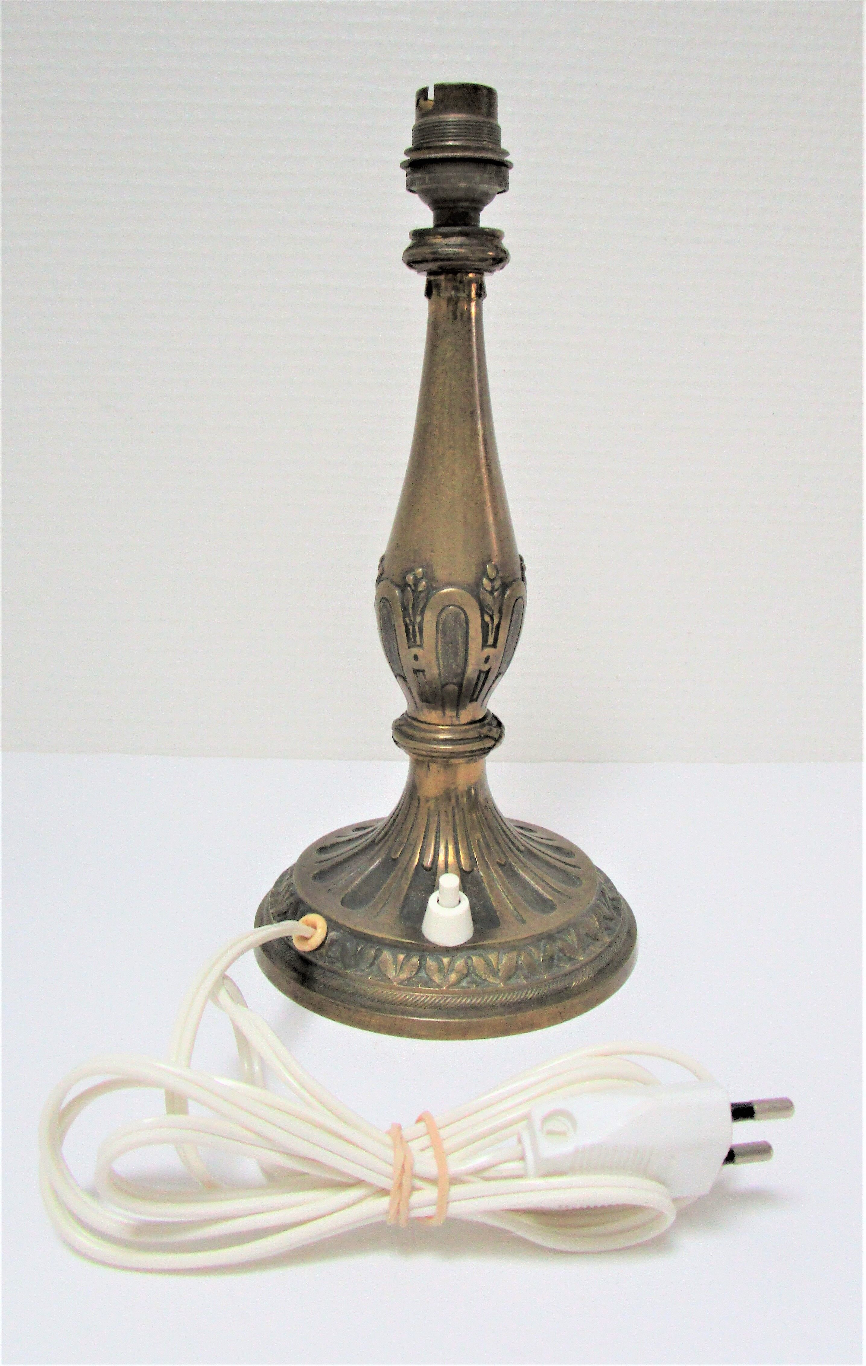 Patinated bronze lamp neo classic vintage style