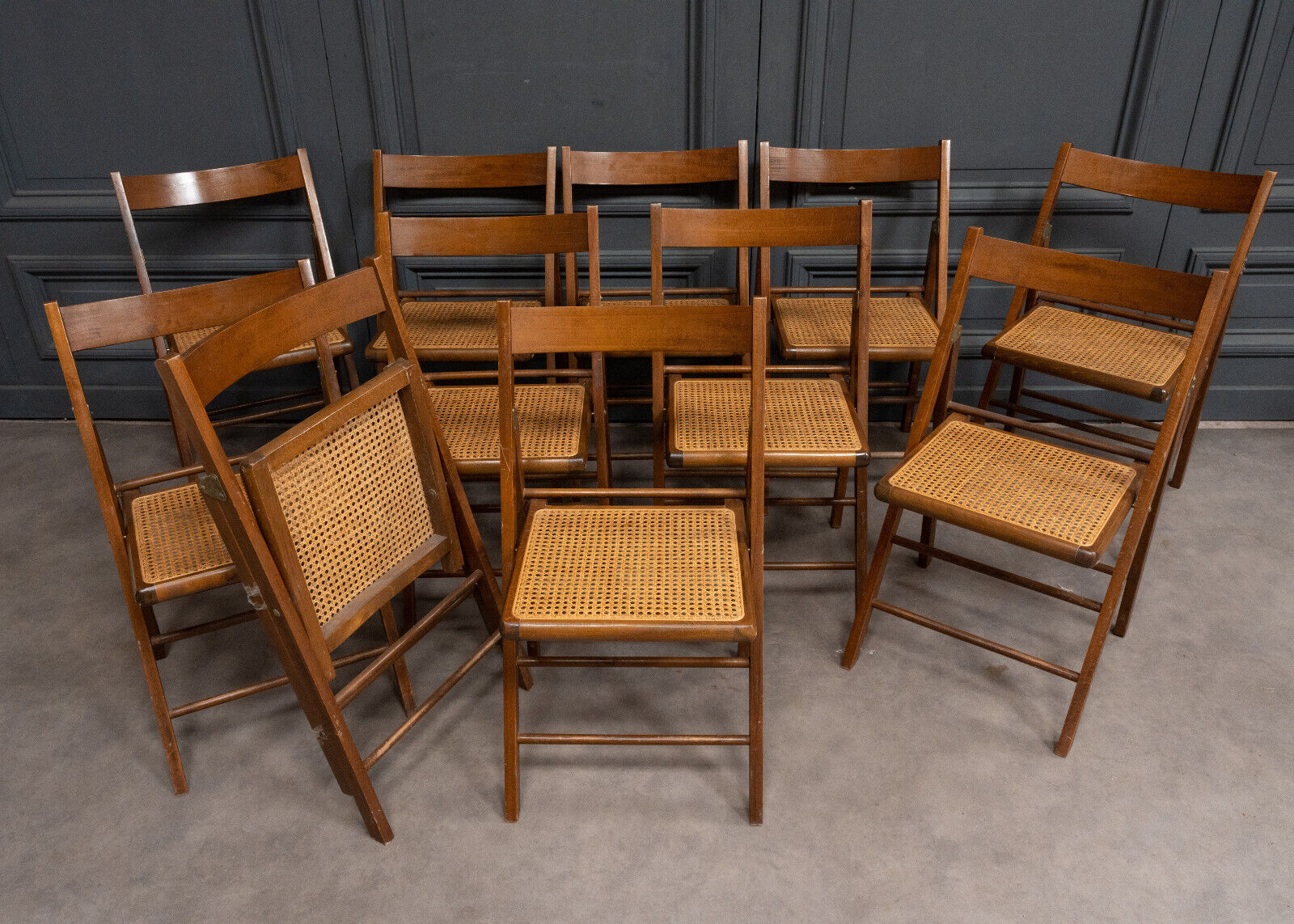 Suite of 11 folding chairs with canning 1980 wooden surround