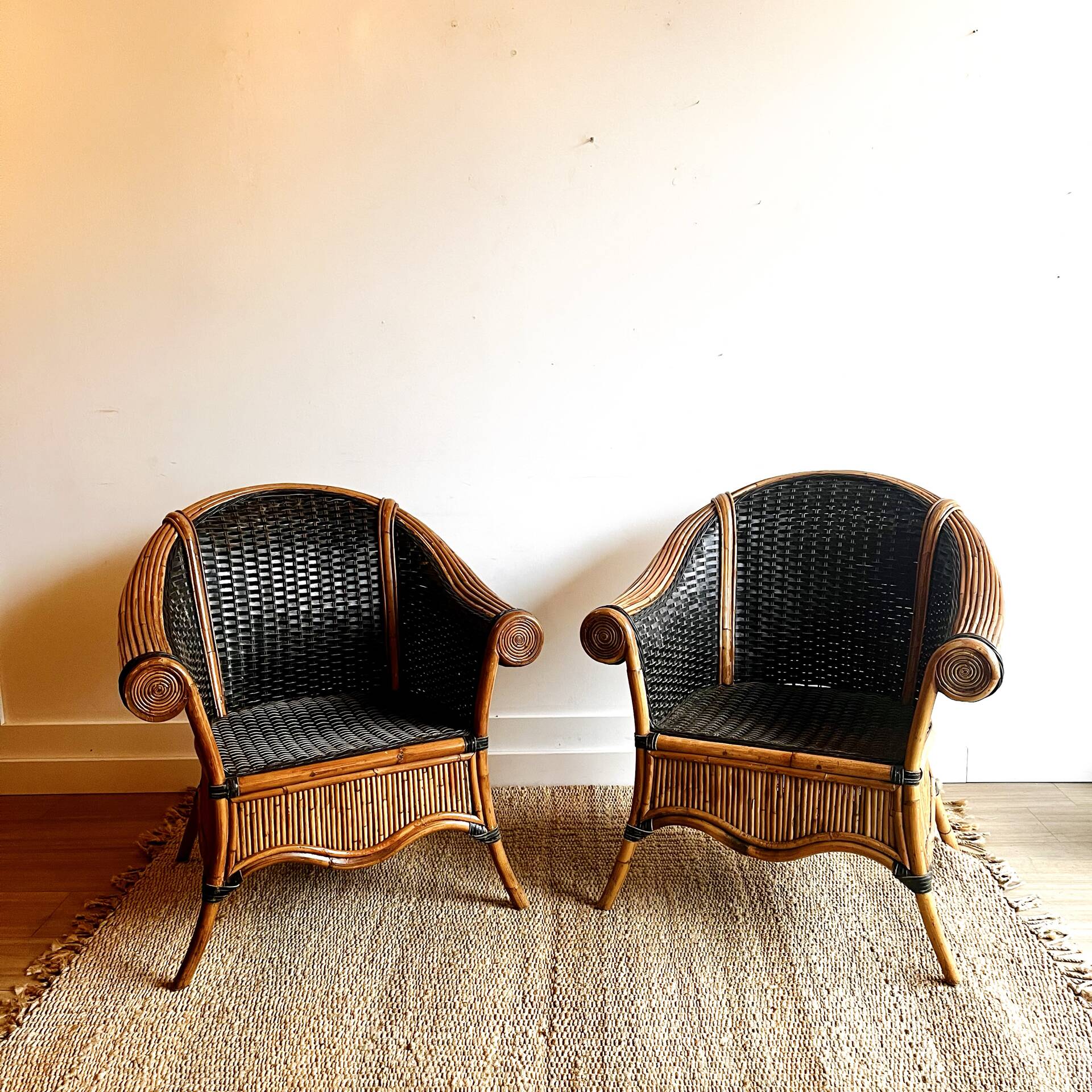 2 fauteuils rotin et cuir tressé vintage