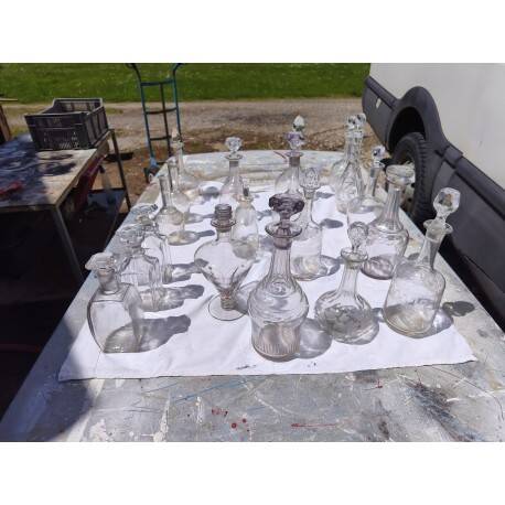 Lot de 20 carafes en verre et cristal