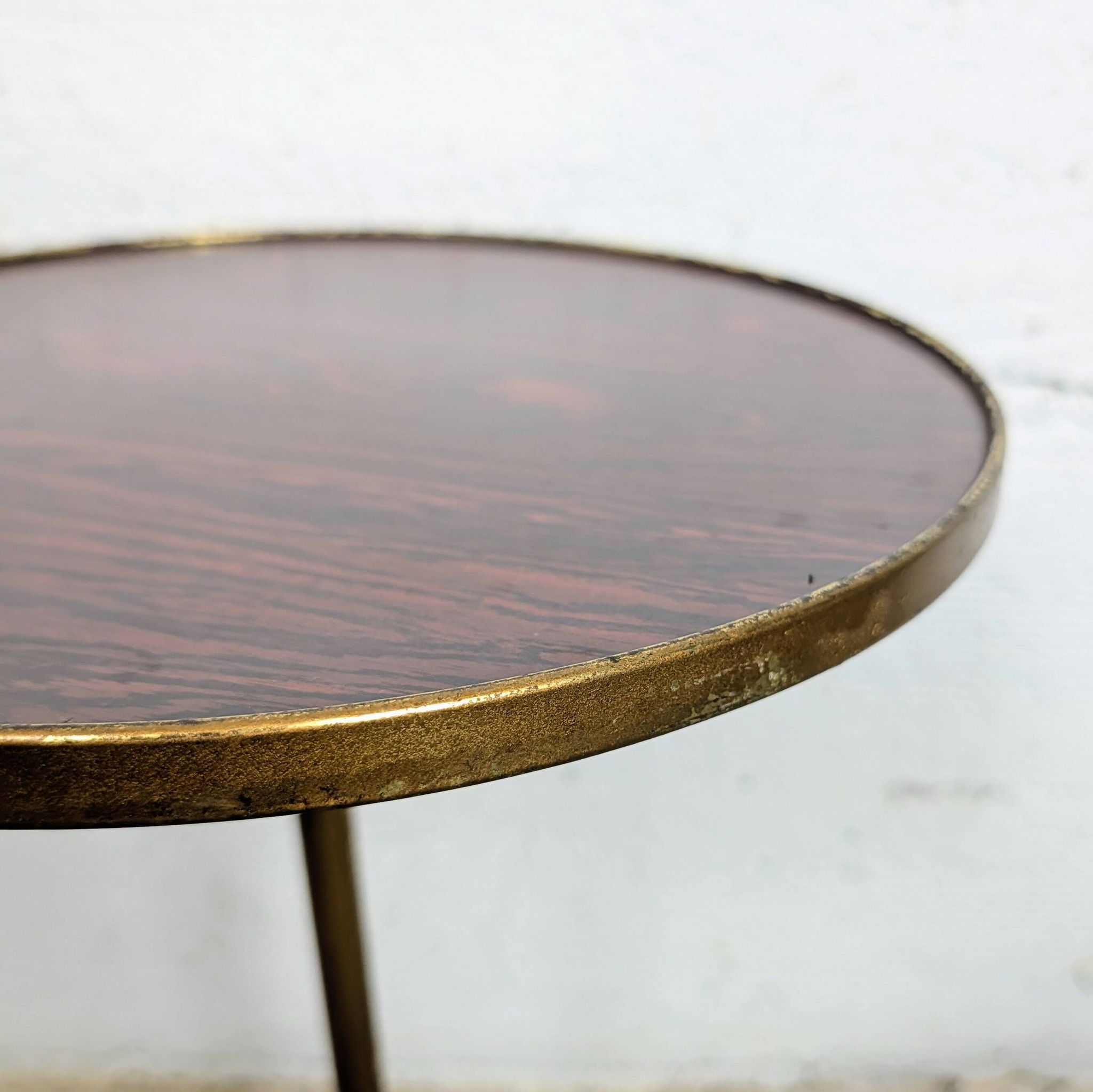 Guéridon tripode en laiton et formica, années 1960