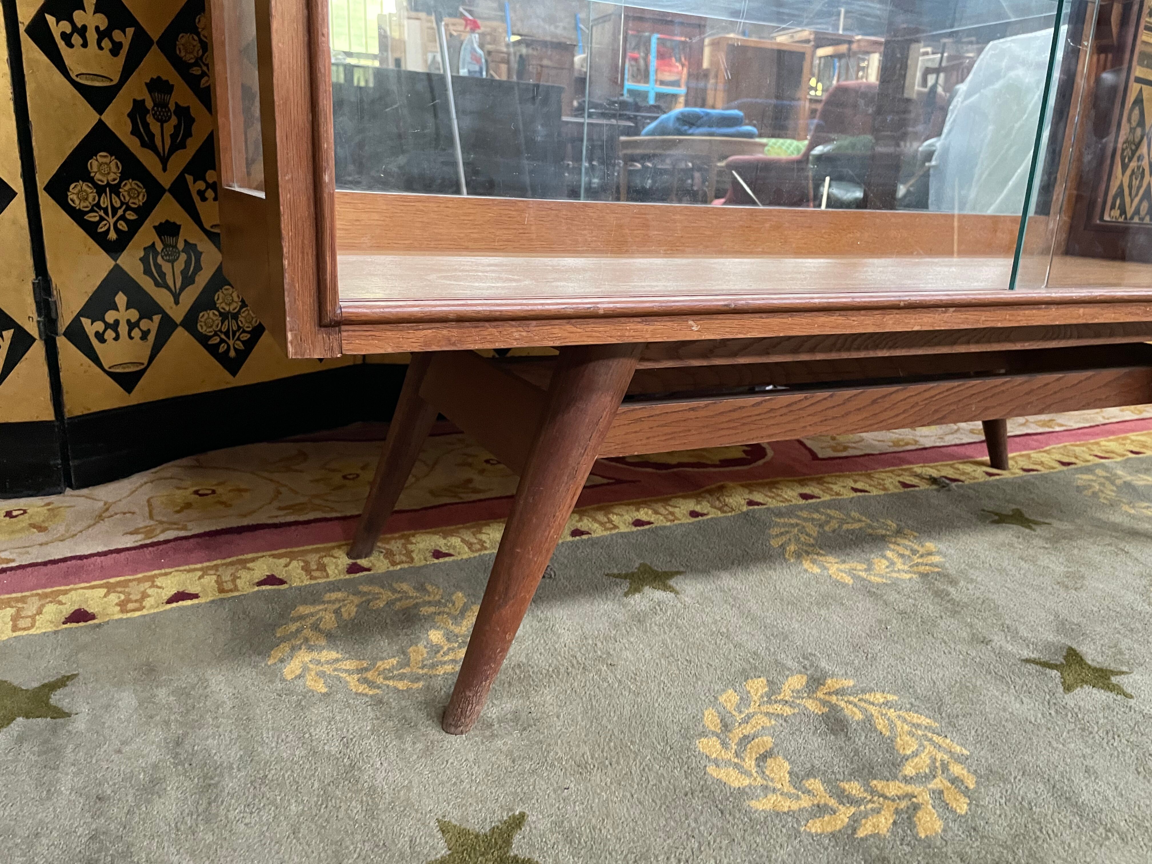 Vitrine scandinave en chêne 1960