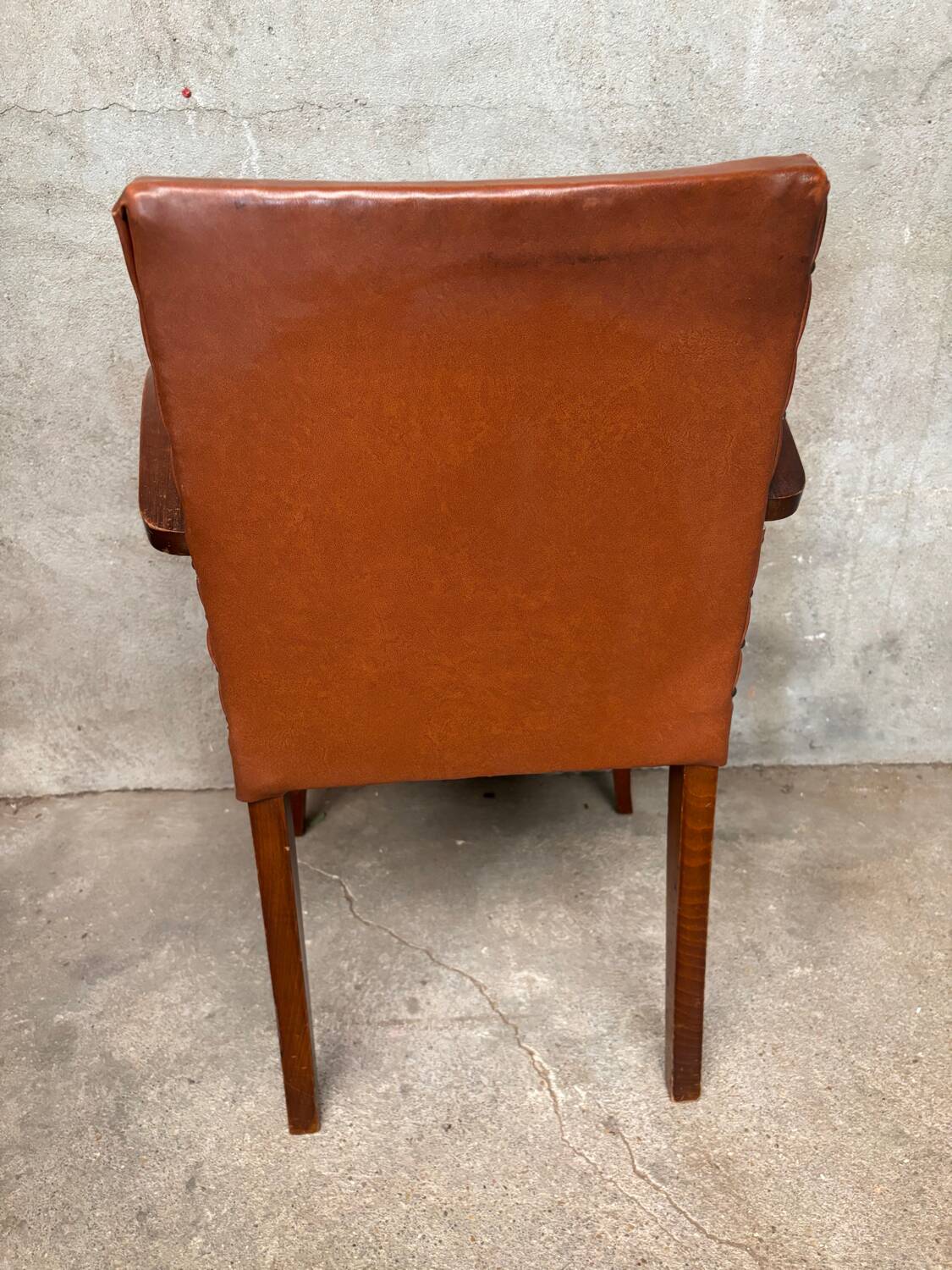 Brown leather effect Skaï bridge armchair
