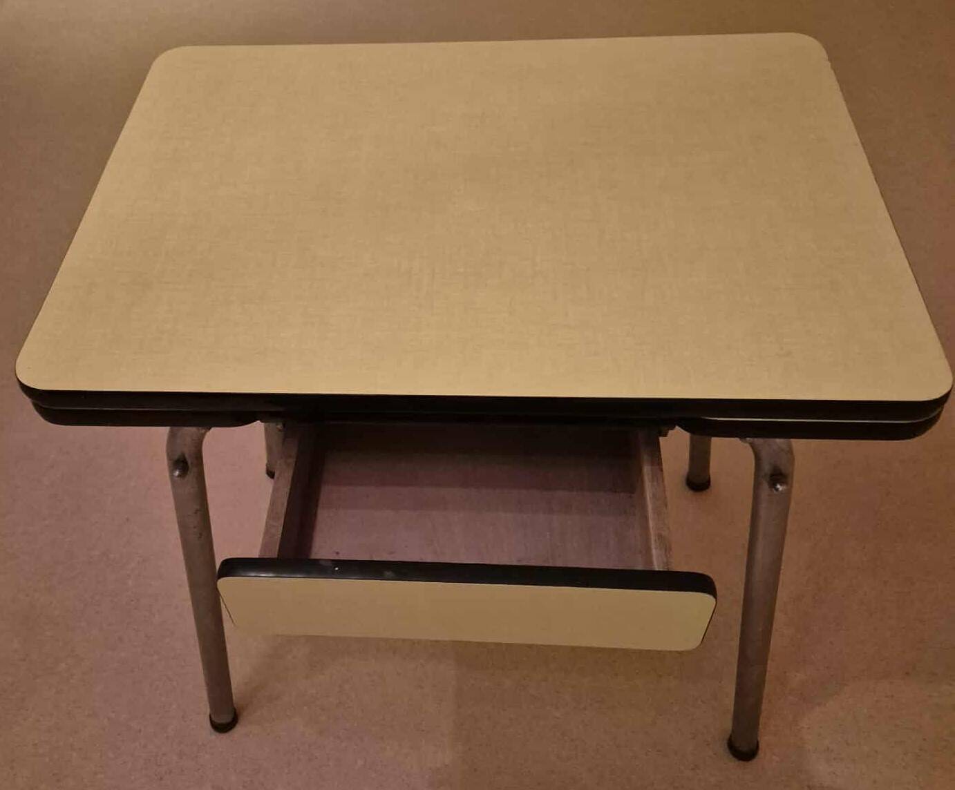 Table année 1960 en formica jaune