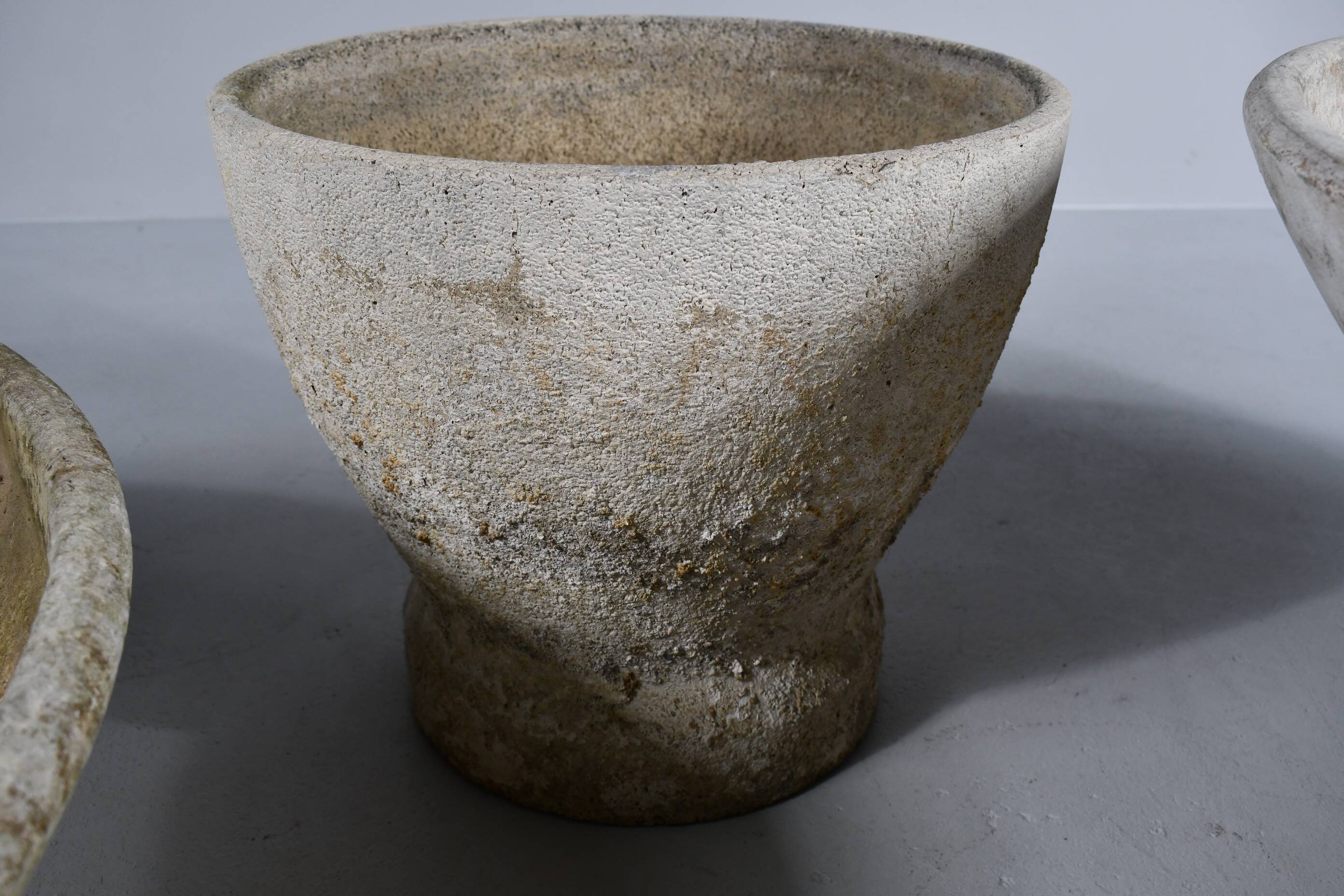 2 grandes jardinières avec 2 bases, dont une pouvant être utilisée comme