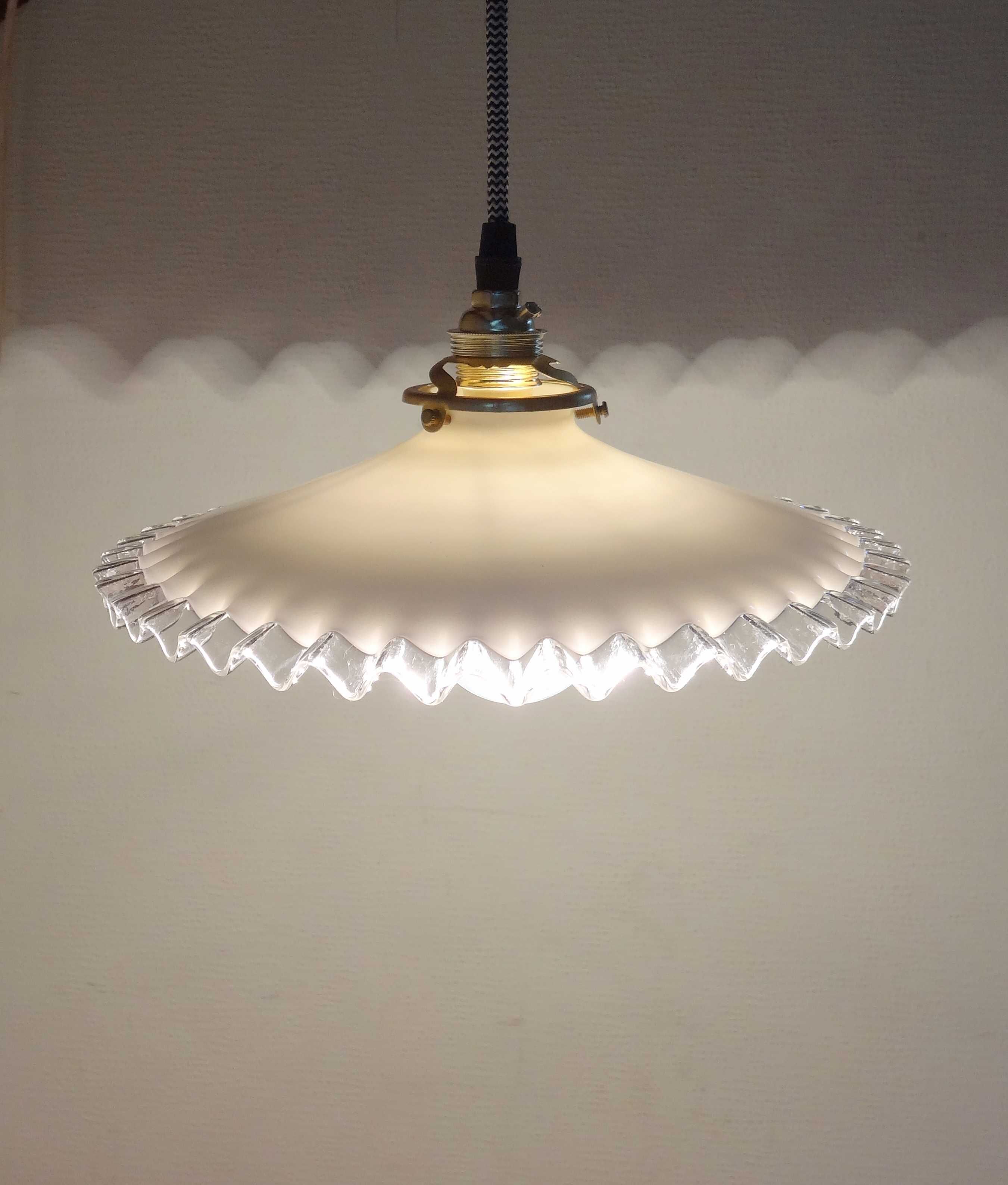 White opaline hanging with edge volante transparant
