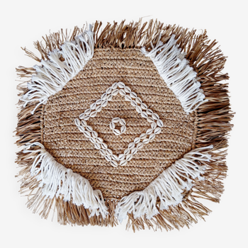 Cushion cover in natural raffia, shells and embroidery in macramé.