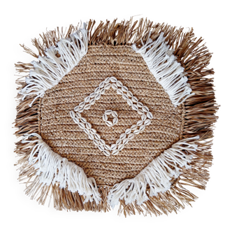 Cushion cover in natural raffia, shells and embroidery in macramé.