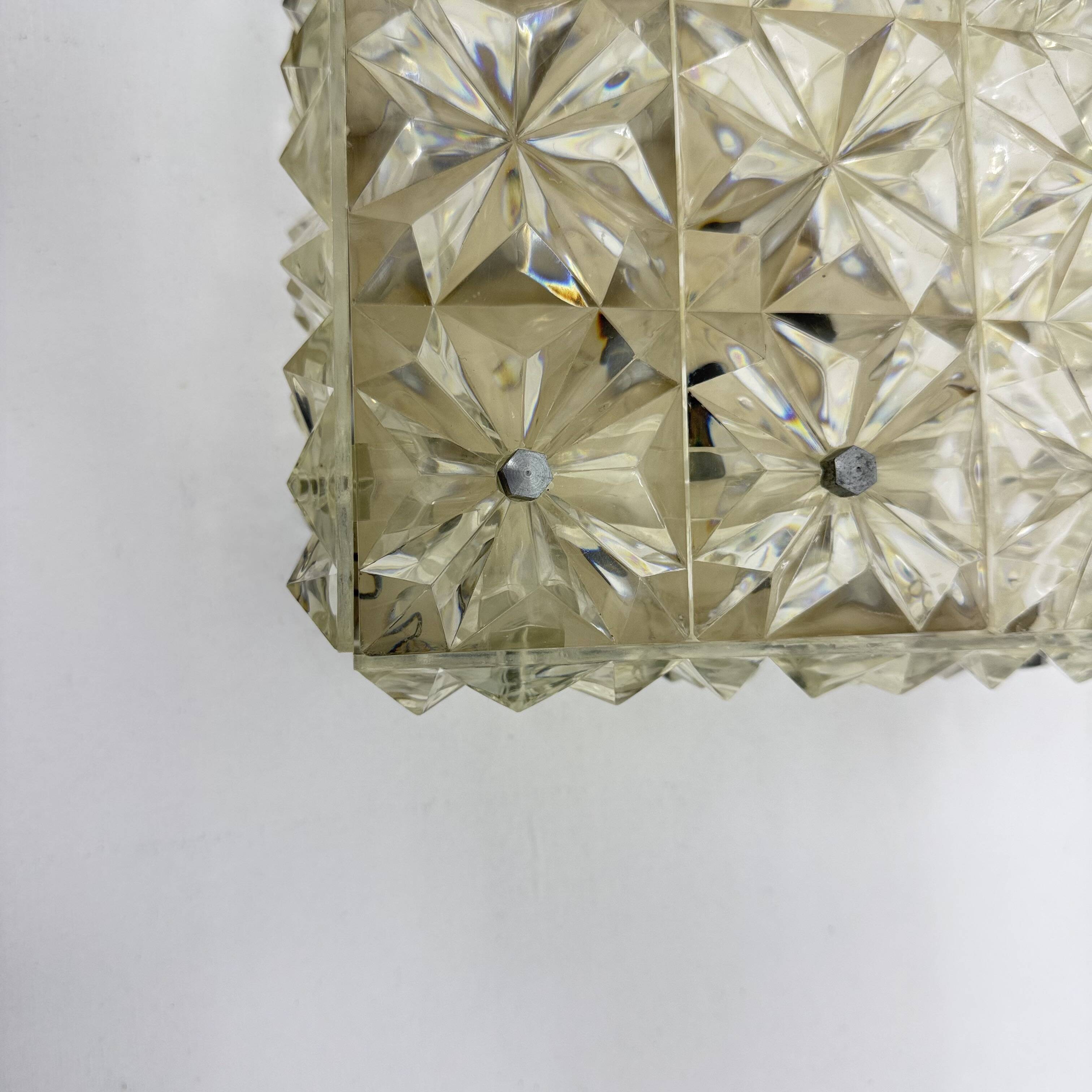 Lampe de plafond en lucite des années 1970, style milieu de siècle.