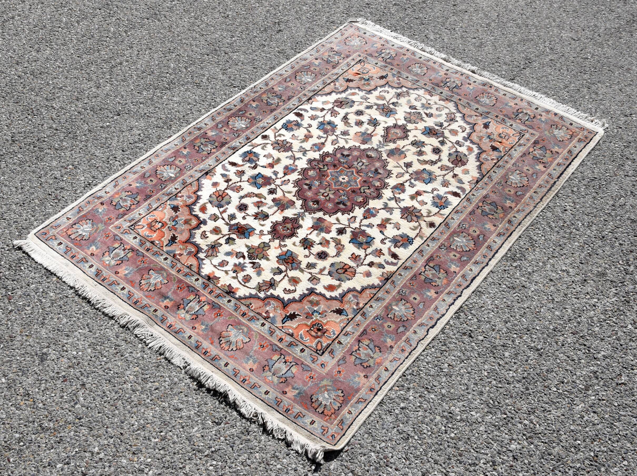Tapis d'orient jihangir - laine et soie: 1.82 X 1.26 mètres - qualité: laine et soie sur trame coton