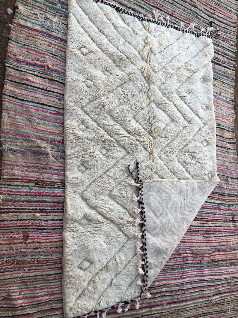 Handmade traditional white Berber rug size 200 x 300 cm