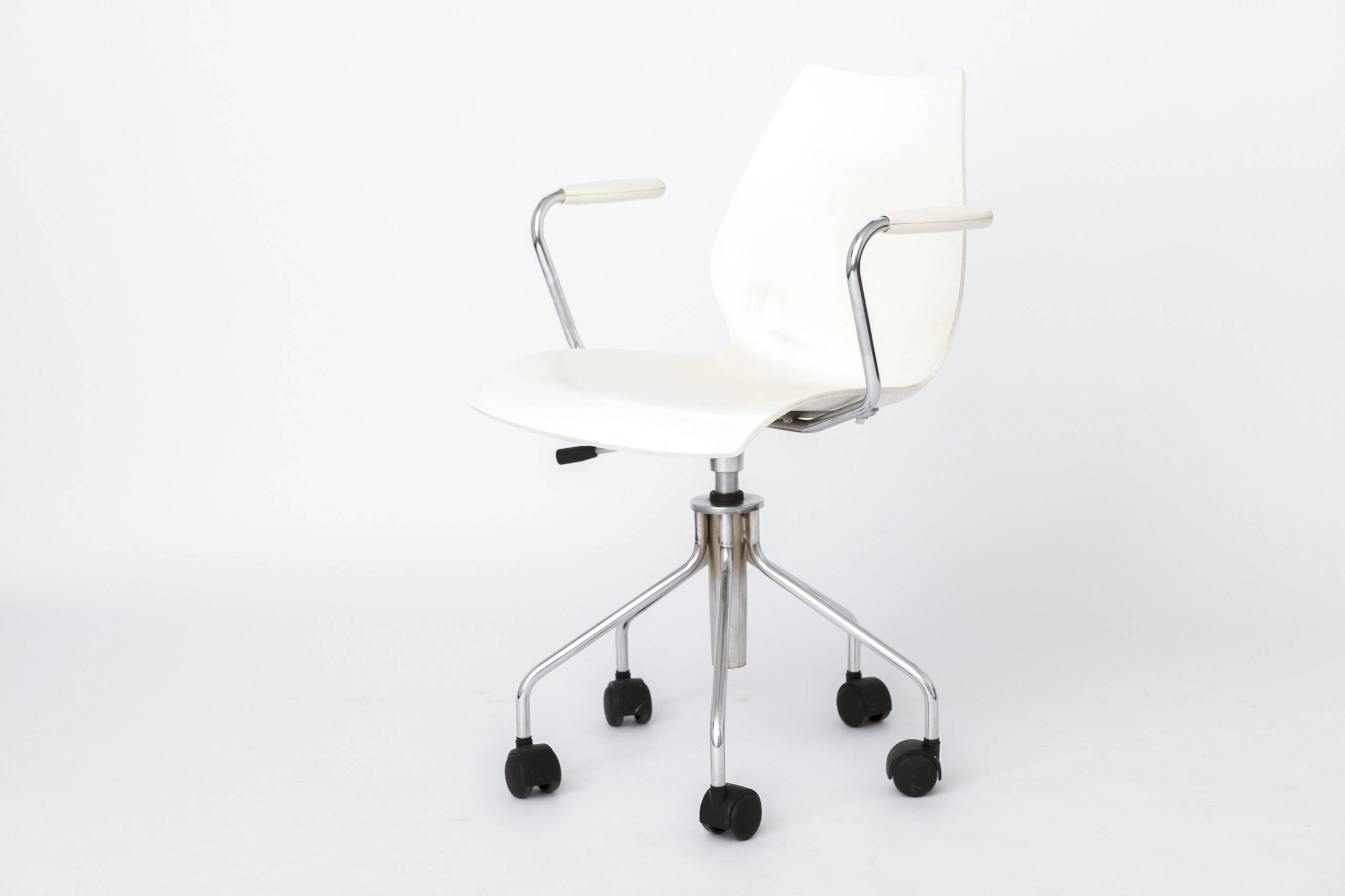 Vintage Kartell Maui Swivel Chair by Vico Magistrettic Italian Design 2000s