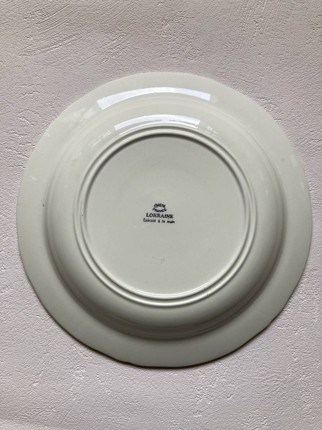 Round dish in Gien Earthenware, handmade Lorraine decor, 31 cm