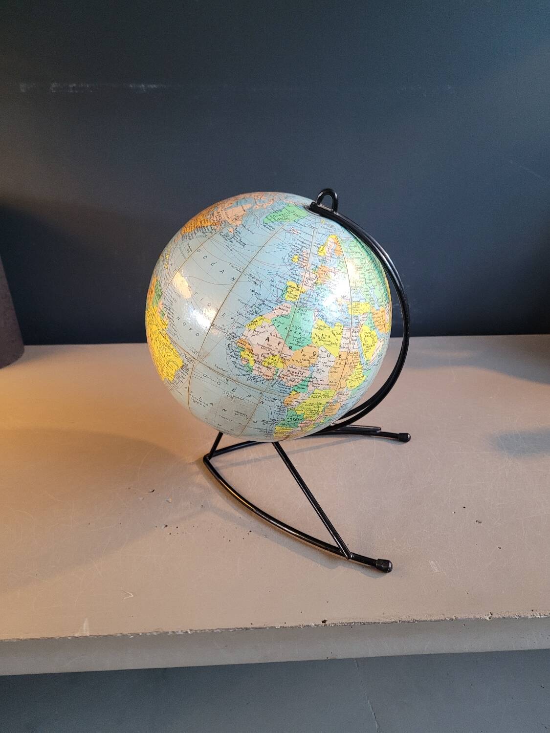Globe terrestre Girard et Barrère des années 50-60 piètement string