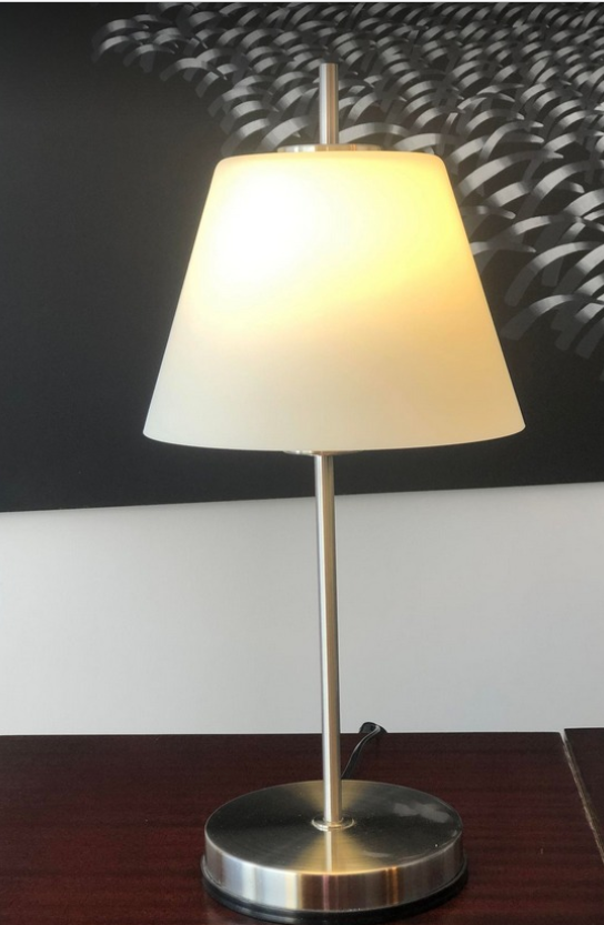 Lampe en métal argenté et verre blanc H 50 cm Diamètre max 22 cm