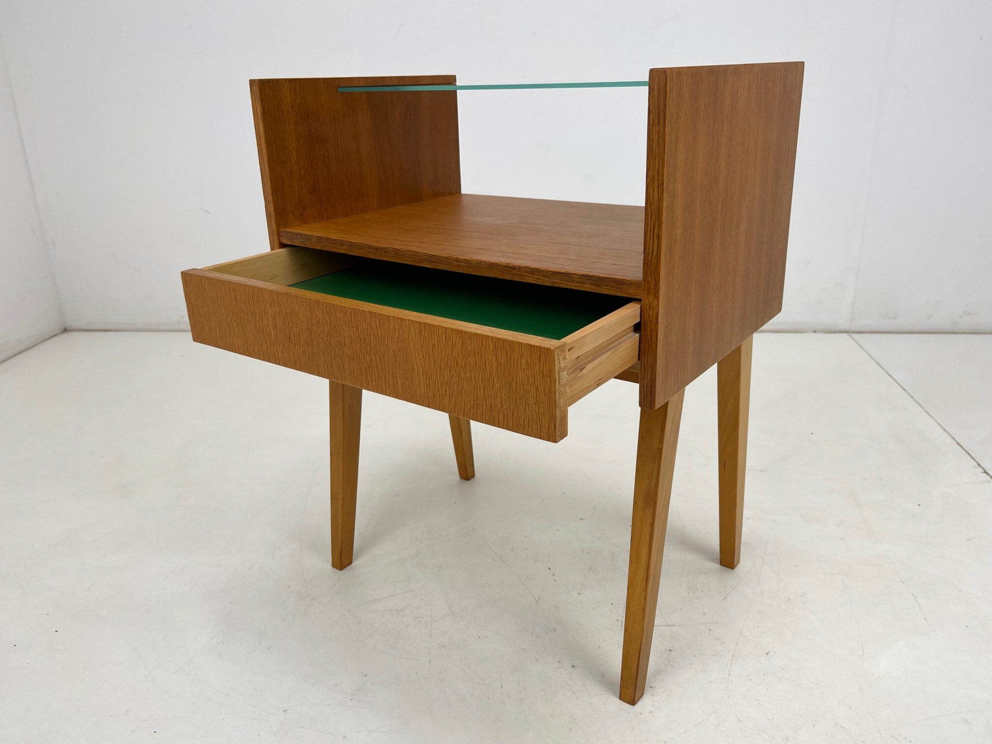 Table d'appoint ou table de nuit des années 1960 par Arch. František Jirak