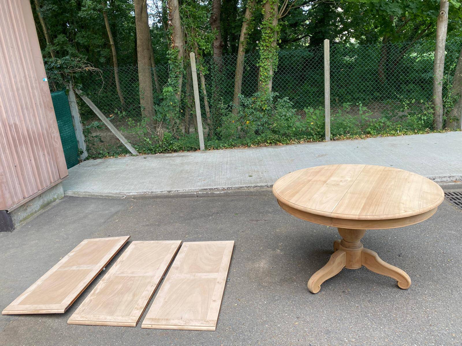 Table à manger ronde pied central extensible décapée en bois massif 3 rallo