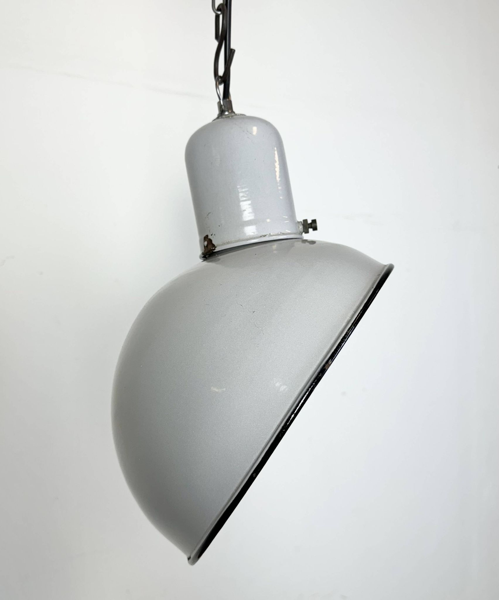 Lampe à suspension industrielle en émail gris, années 1960