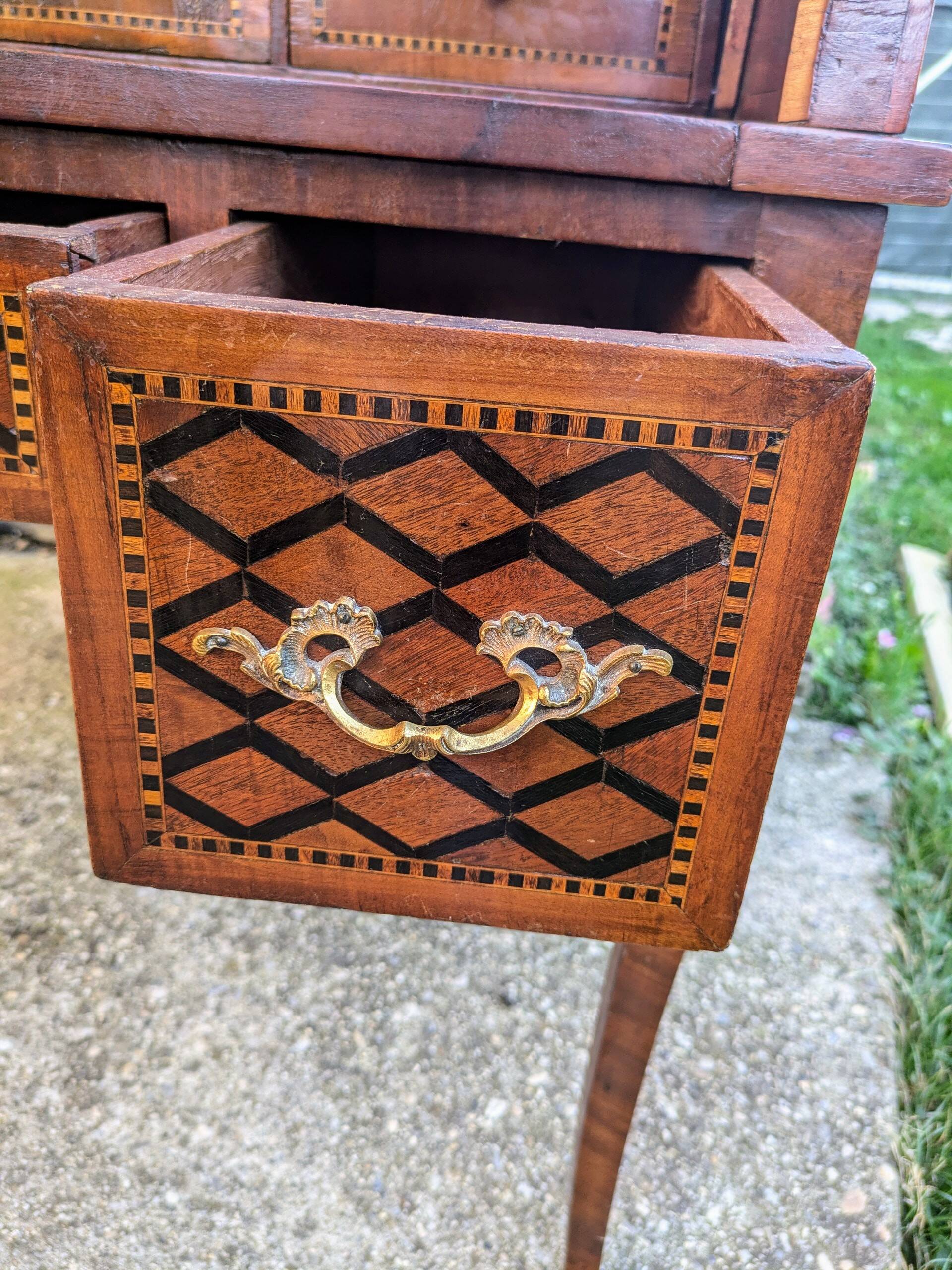 Cylinder desk and marquetry from the end of the 19th century