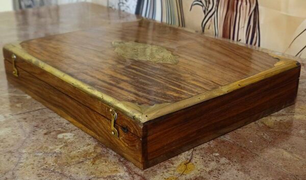 Coffret / écritoire Anglais en bois et laiton marqueté – XXe siècle