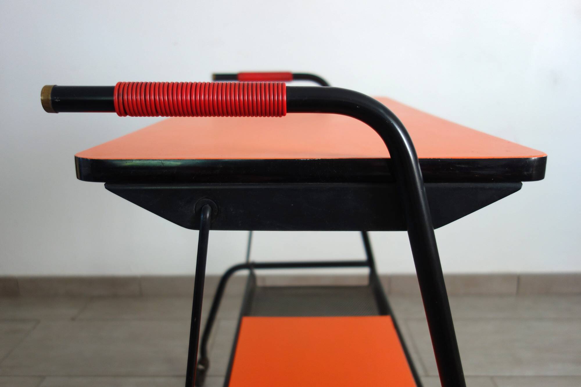 Desserte vintage orange métal perforé