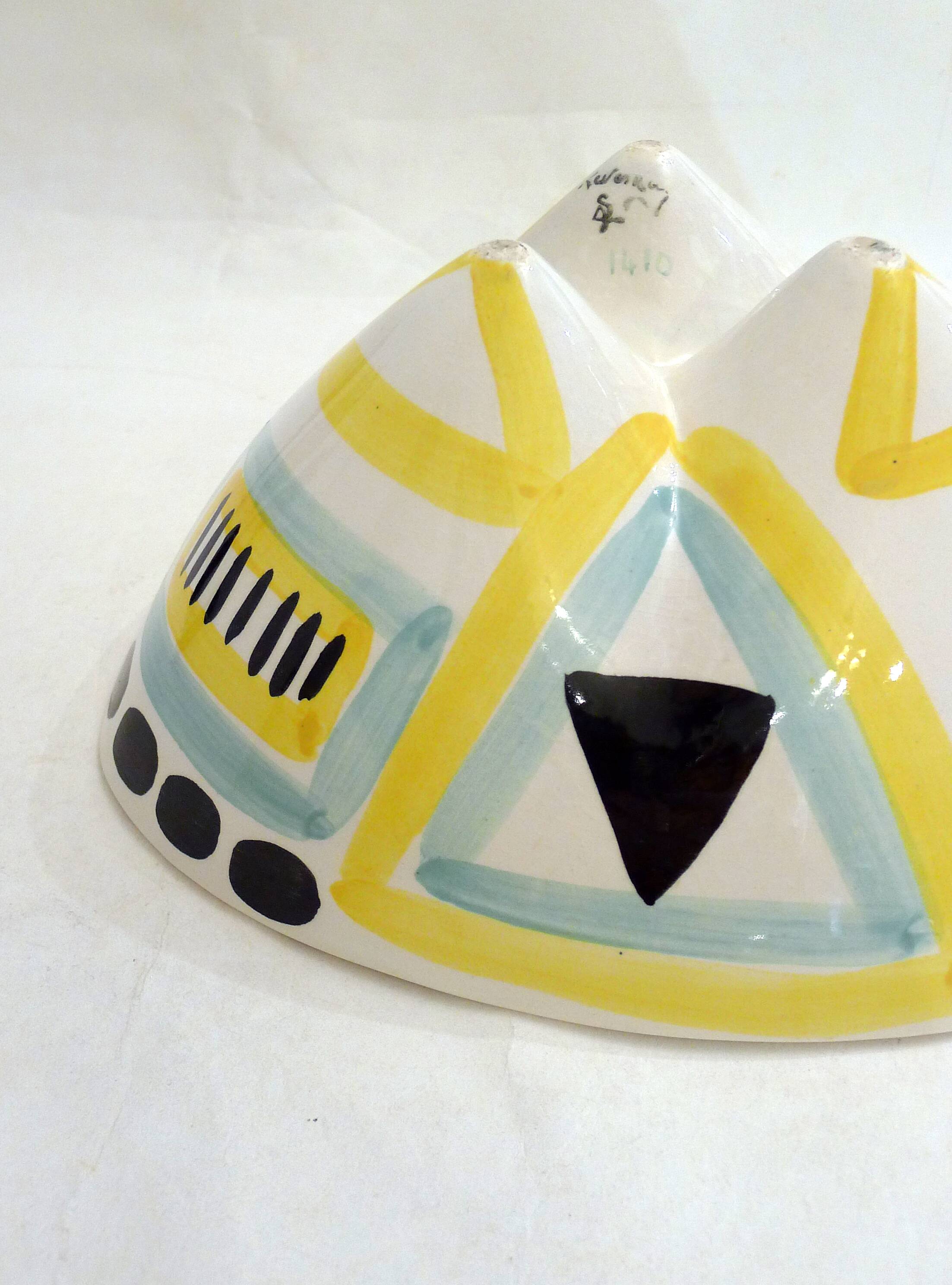 Plat coupe tripode 1950' à décor graphique en faïence de Revernay